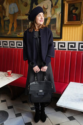 Schurwollschal mit Pelzbommeln in Dunkelblau