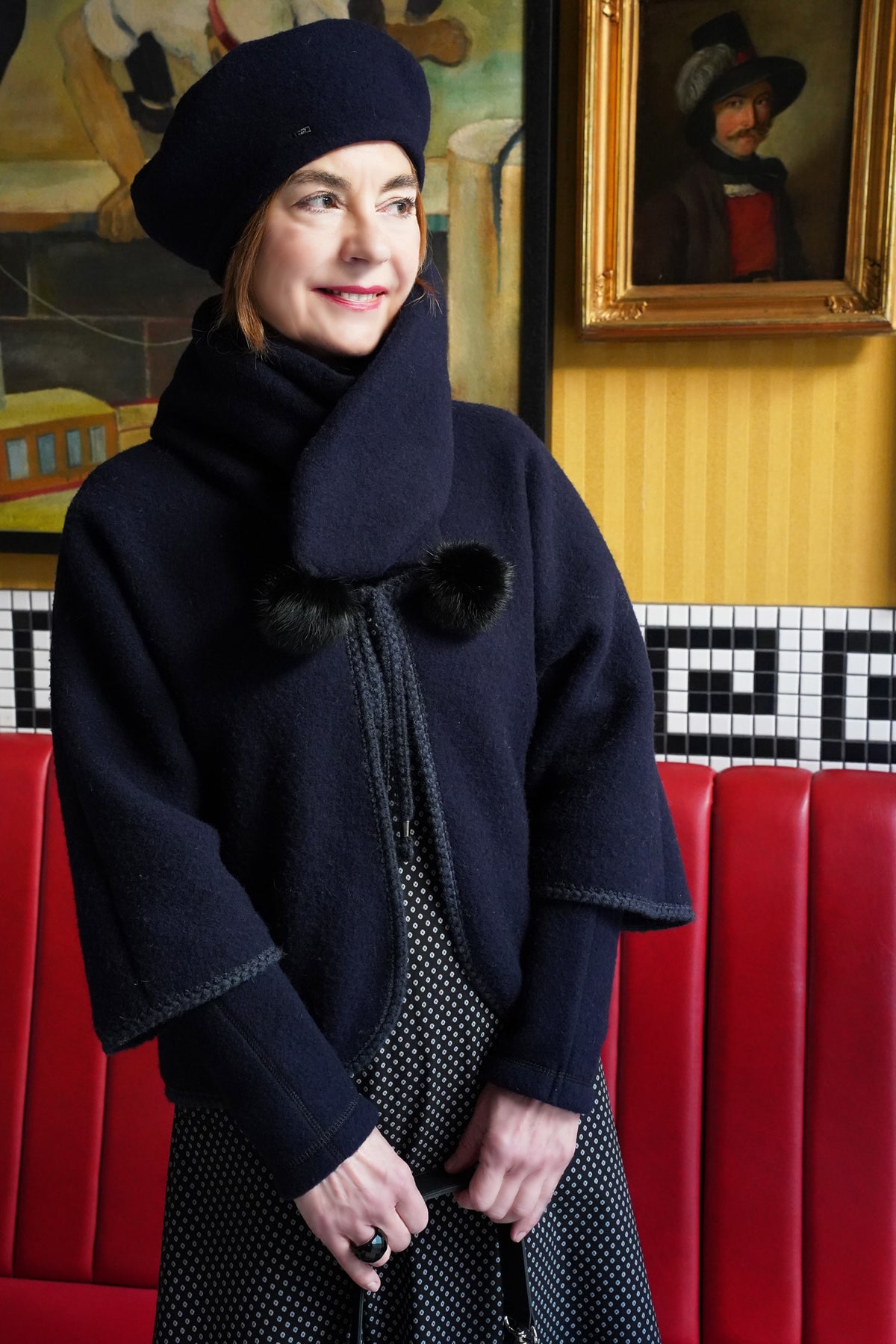 Schurwollschal mit Pelzbommeln in Dunkelblau